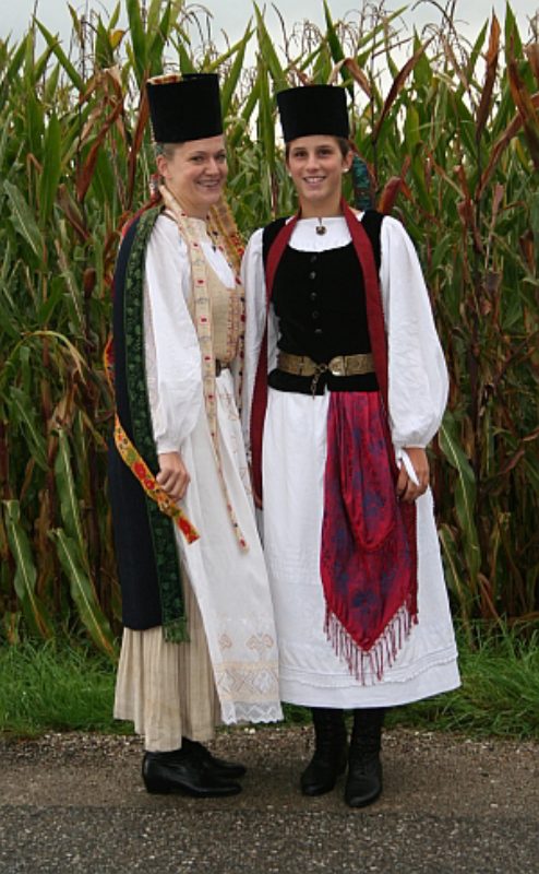 Mdchen in der Tracht der Salzburger ...