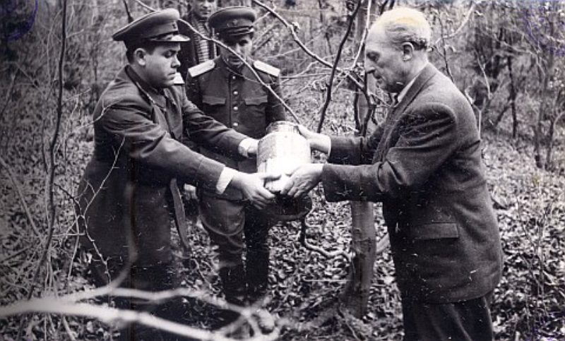 Konrad Mckel (rechts) bergibt wieder ...