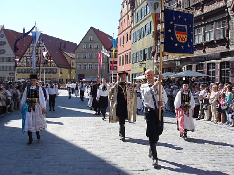 Der Trachtenzug wurde traditionell von der ...