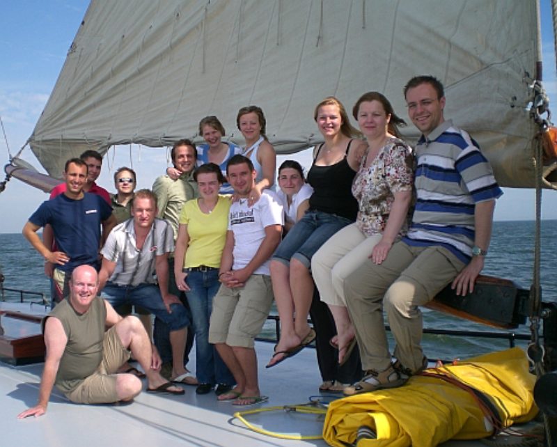 Die Teilnehmer der Segelfreizeit an Deck der ...