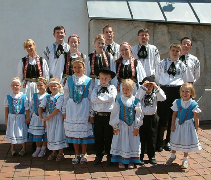 Zwei Generationen Tanzgruppe beim Sommerfest der ...