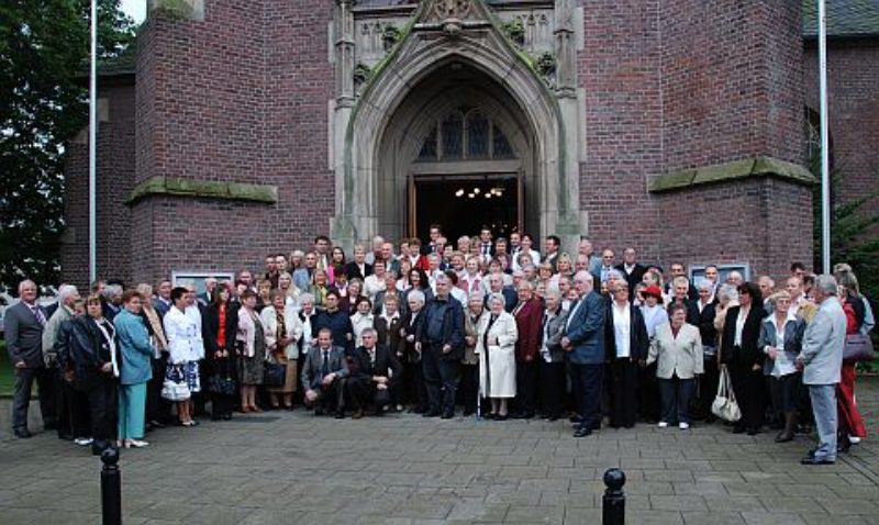 Steiner Treffen: Gruppenfoto vor der Sankt ...