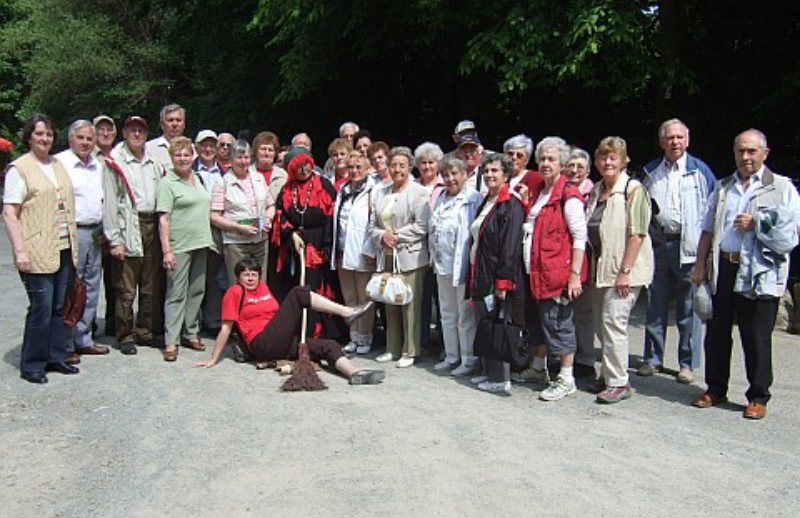 Die Reisegruppe mit Hexe Amanda vor dem Aufstieg ...