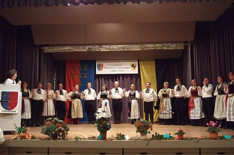 Gerhild Reip (links) dankt der Tanzgruppe, die ...