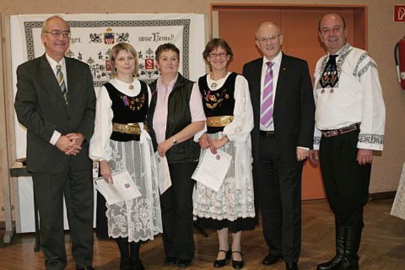 Alfred Mrass (links im Bild neben den geehrten ...