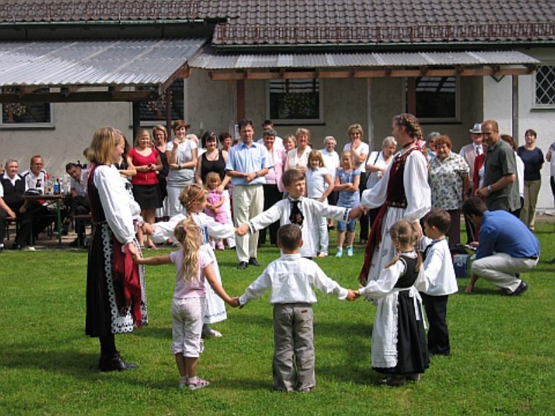Kindertanz beim Urweger Sommerfest in Mnchen. ...