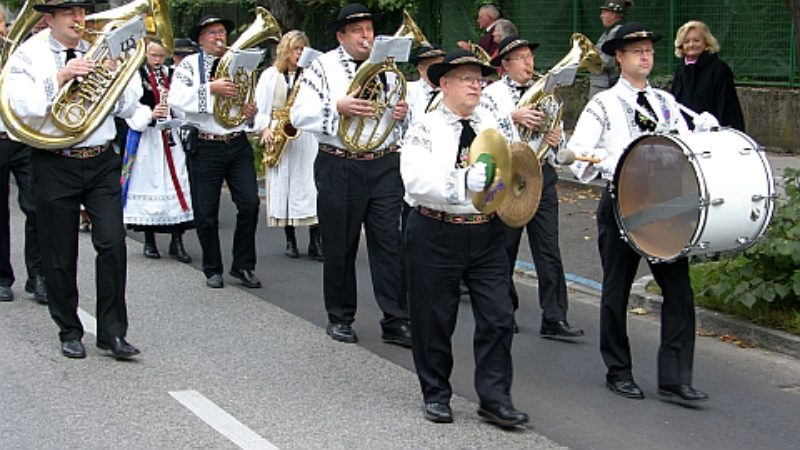 Die Blaskapelle Landshut beim Trachtenumzug in ...