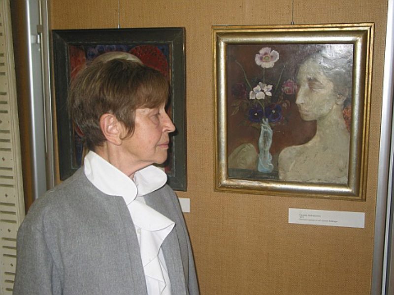Katharina Zipser neben ihrem Bild "Parastas" ...
