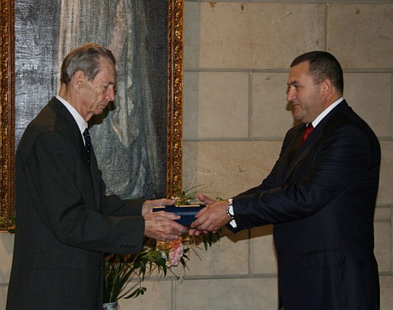 Ex-Knig Michael I. berreicht Michael Schmidt im ...