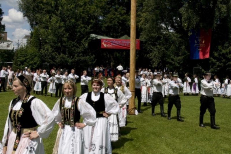 Aufmarsch der rund 50 Trachtenpaare beim ...