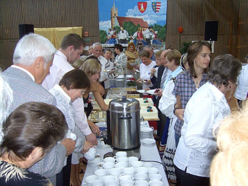 Mitten im Saal: Kaffee- und Kuchenbfett zur ...