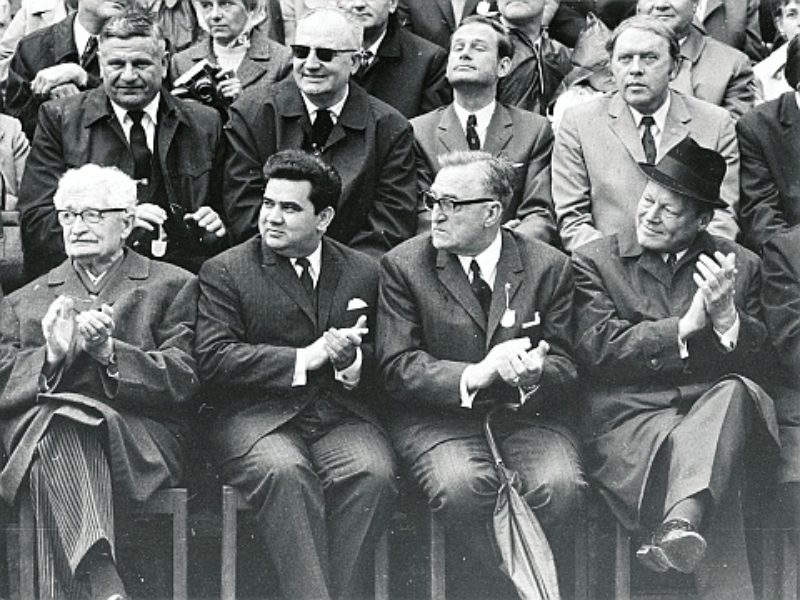 Kanzler Willy Brandt – im Bild rechts neben dem ...