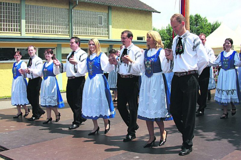 Aufmarsch der Crailsheimer Trachtengruppe unter ...