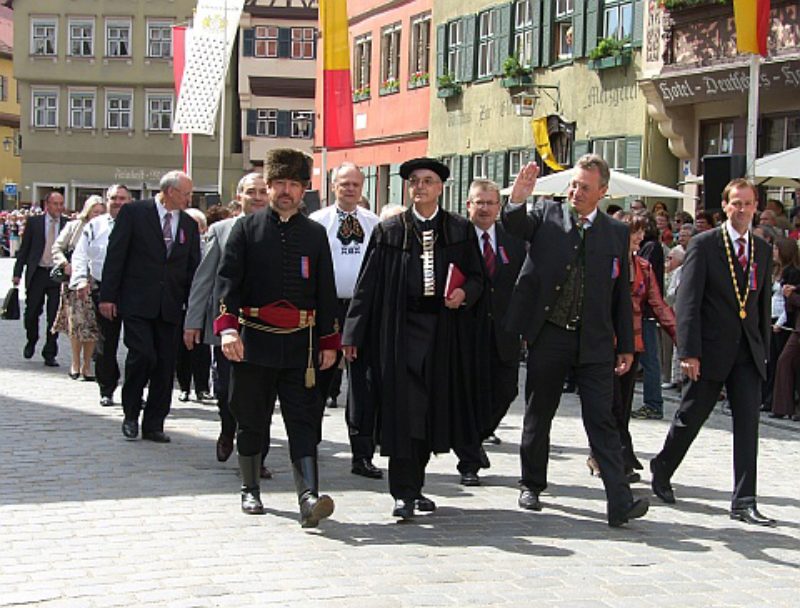 Ehrengste auf dem Weg zur Festtribne, jeweils ...