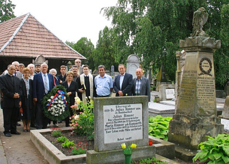 Stadtpfarrer Alfred Dahinten (4. von rechts) ...