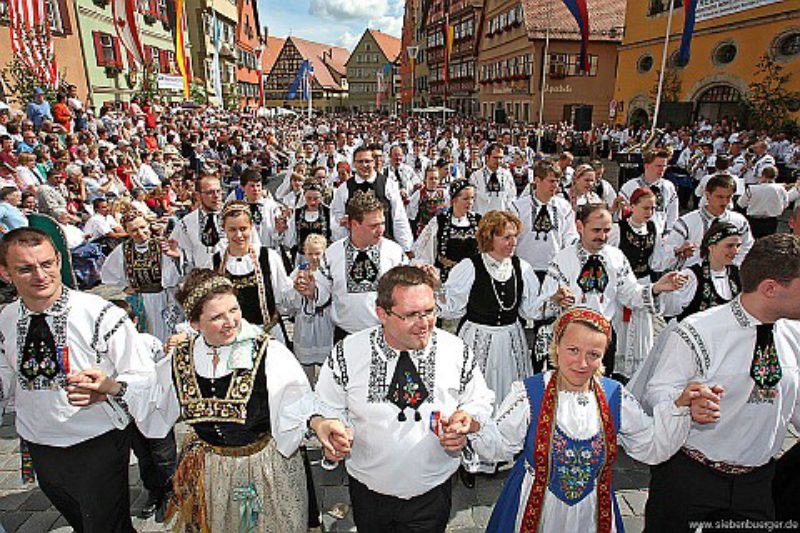 Die Jugend dominierte am Pfingstsonntag den Platz ...