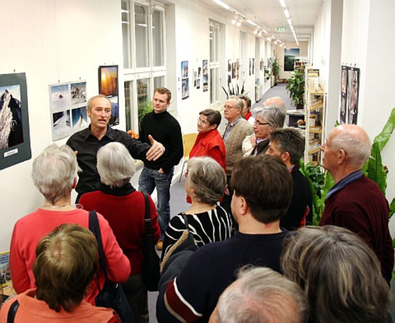Reinhold Kraus erklärt Besuchern die Bilder ...