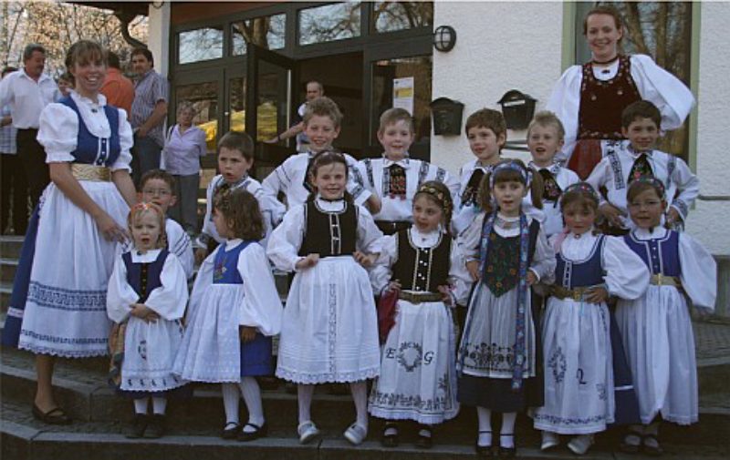 Girelsauer Kindertanzgruppe, obere Reihe, von ...