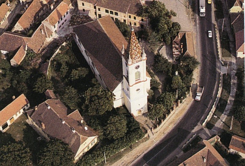 Luftbildaufnahme der evangelischen Kirche in ...