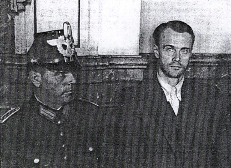 Hans Bernd von Haeften (rechts) vor dem ...