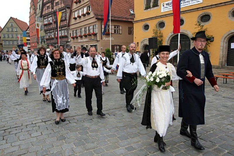 Heldsdorfer Hochzeitszug, angefhrt von dem ...