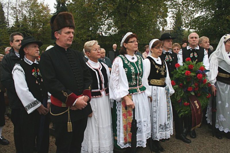 Festgste bei der Einweihung des Mahnmals. ...