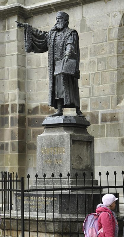 Das Honterus-Denkmal an der Schwarzen Kirche am ...