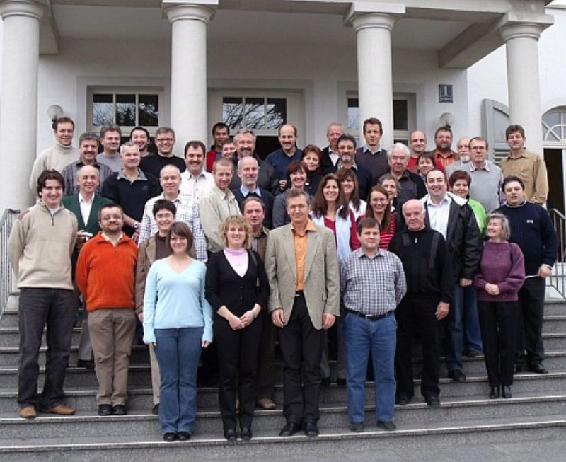 Die Teilnehmer des Internetseminars 2008 vor dem ...