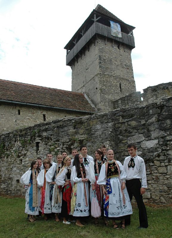 Die Petersdorfer Trachtengruppe vor der Kellinger ...