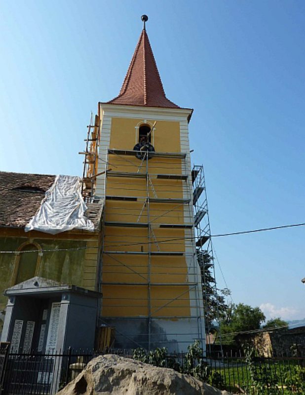 Die Arbeiten am Kirchturm in Talmesch sind weit ...