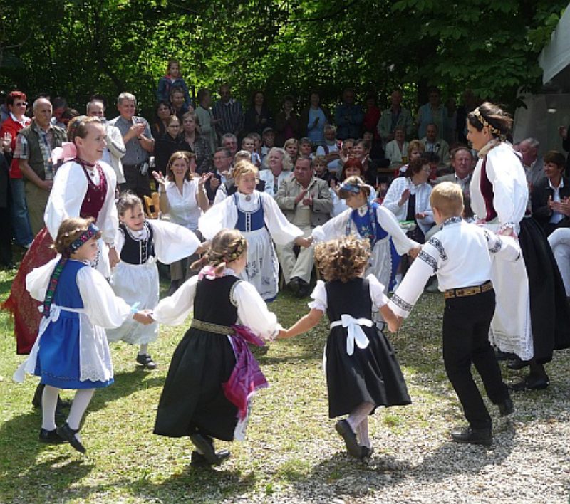 Auch die Kindertanzgruppe Mnchen steuerte ihren ...