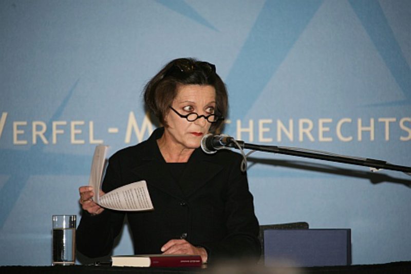 Herta Mller bte bei der Preisverleihung Kritik ...
