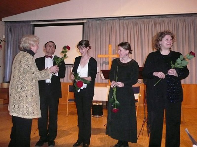 
Mit Rosen dankte Rosel Potoradi dem Ensemble ...
