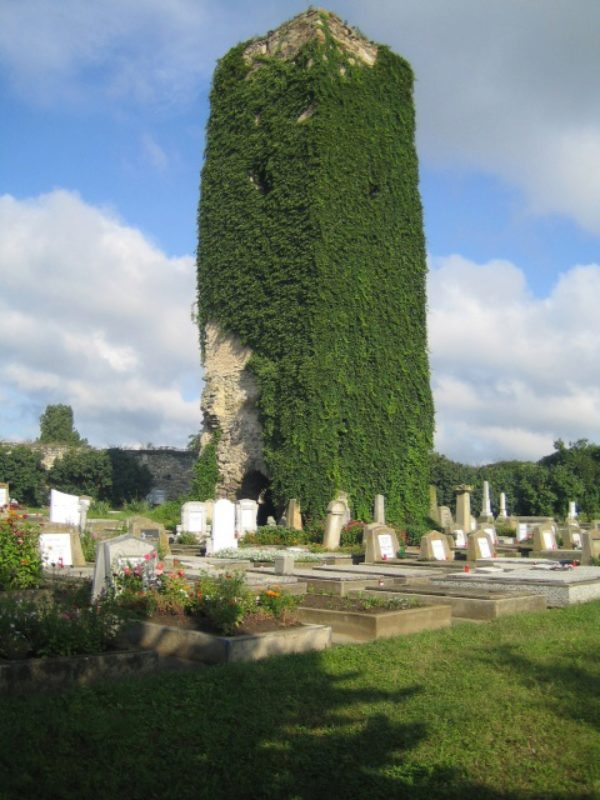 Die alte Burgruine auf dem Friedhof in ...