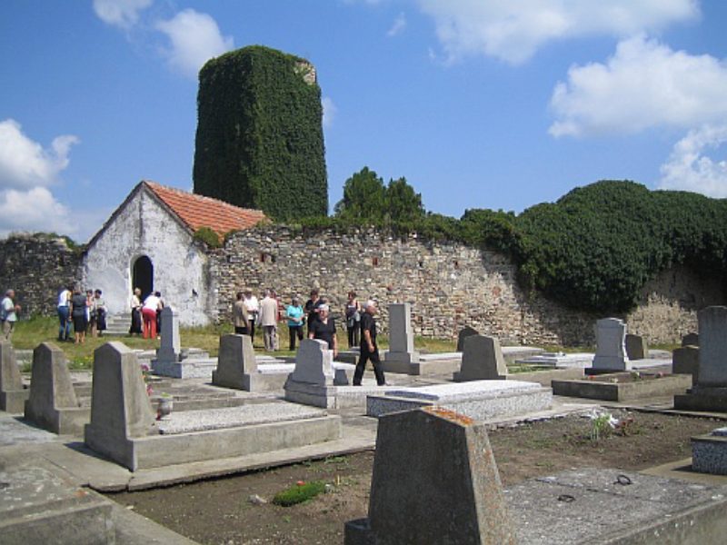 Nach der Andacht auf dem Friedhof begaben sich ...