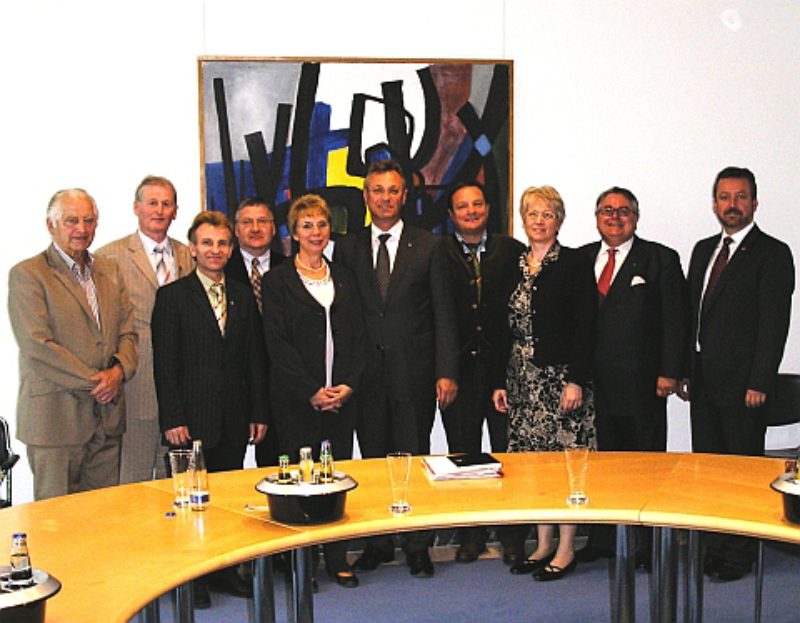 Die Teilnehmer des von Staatsminister Siegfried ...