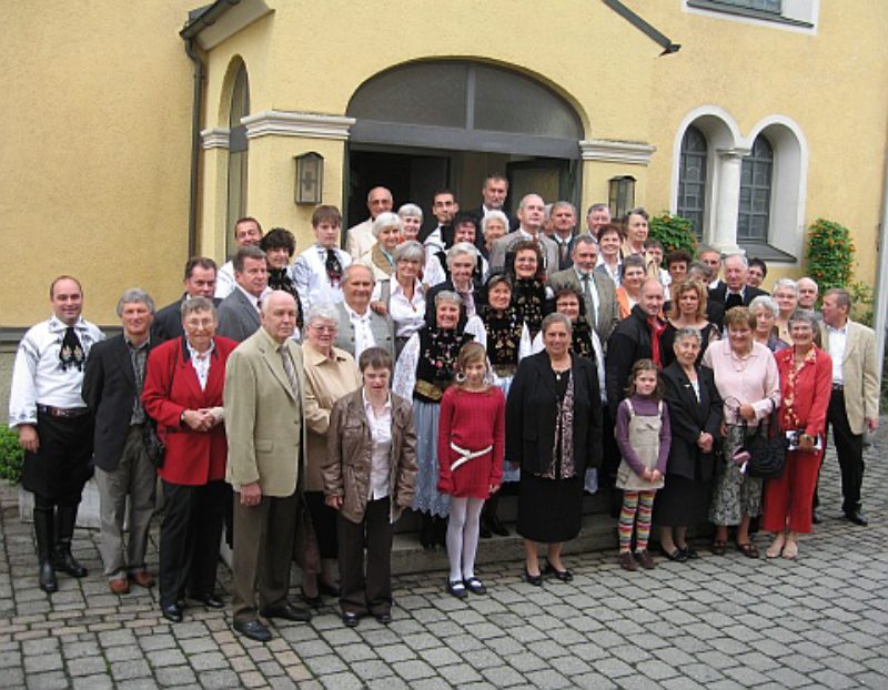 Die Gottesdienstbesucher der HOG Schirkanyen vor ...