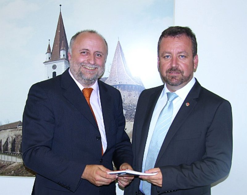 Bundesvorsitzender Bernd Fabritius (rechts) ...