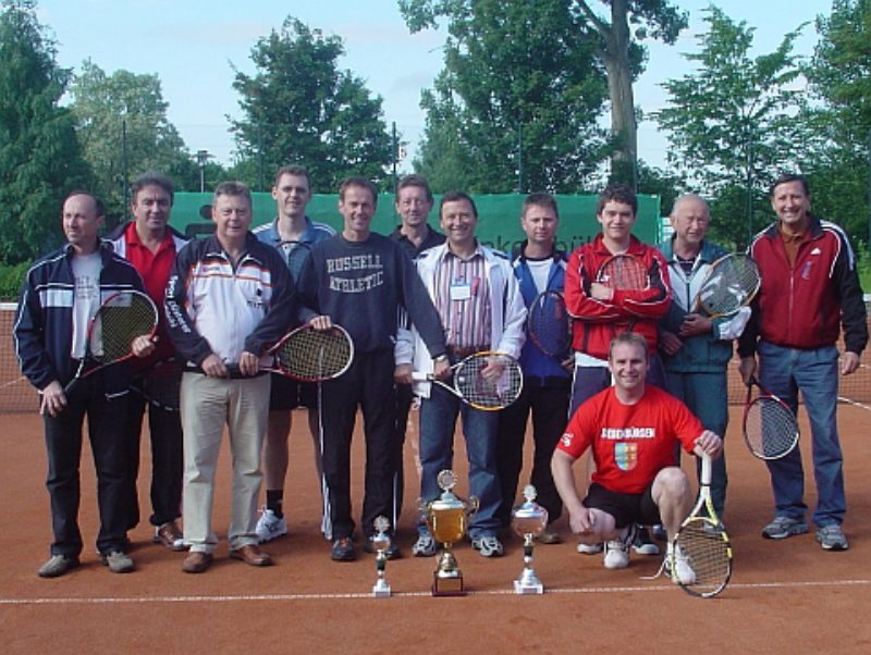 Die Teilnehmer des Tennisturniers 2009 um den ...