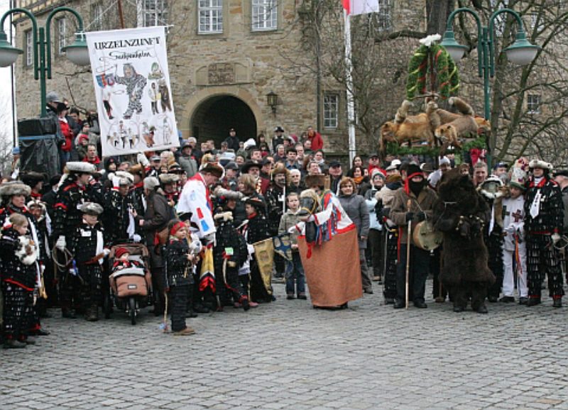 Urzelntag in Sachsenheim: Brauchtumsfiguren im ...