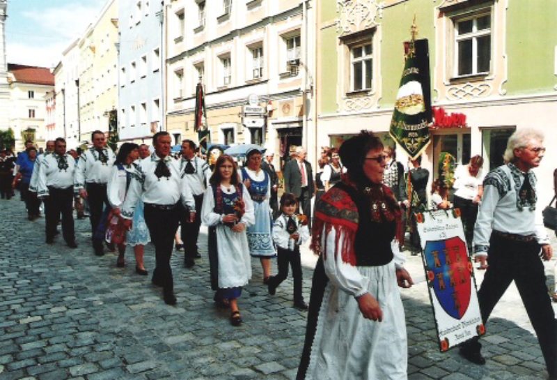 Am Volksfestzug in Vilshofen an der Donau nahmen ...