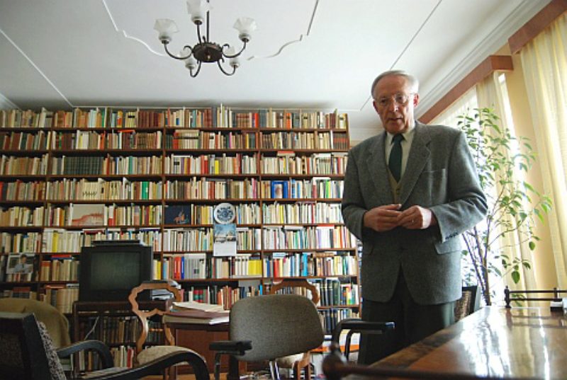 Joachim Wittstock zu Hause vor seiner Bibliothek. ...