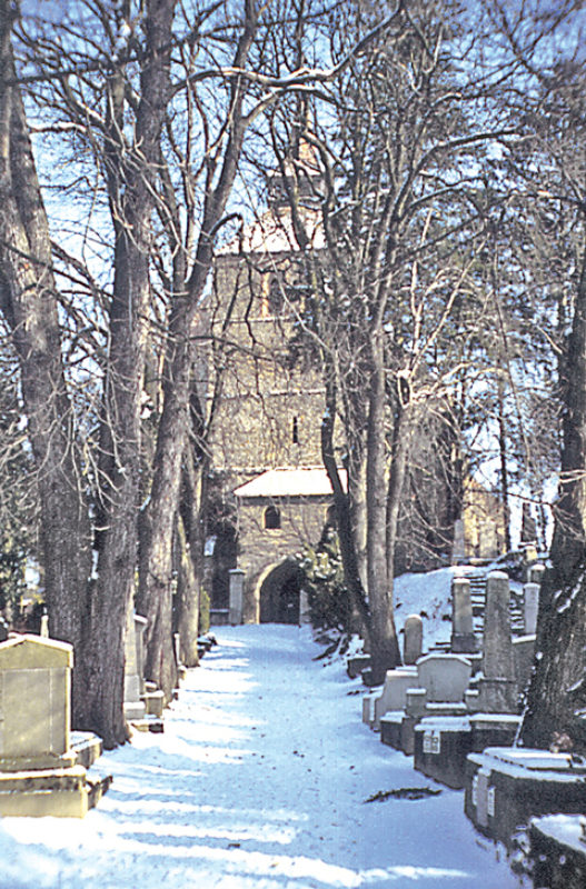 Der Bergfriedhof im Winterkleid. ...