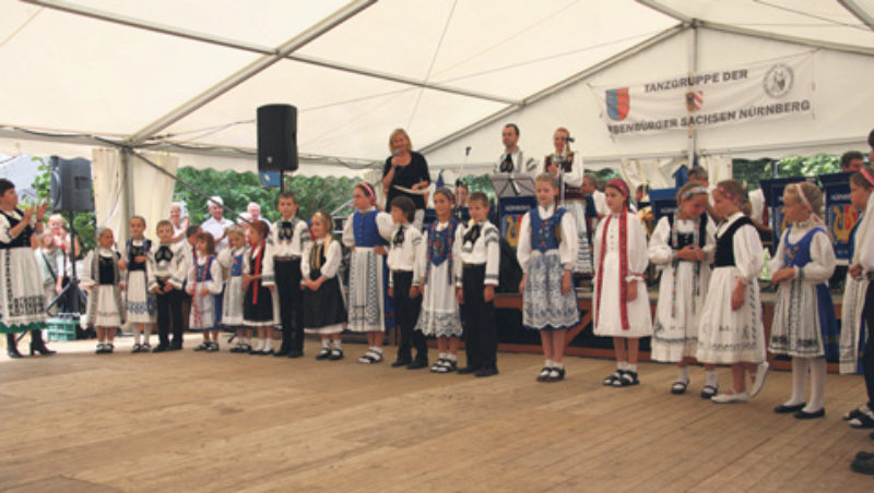Die Kindertanzgruppe Nürnberg beim Sommerfest am ...
