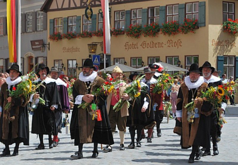 Kinderzeche in Dinkelsbhl: Die Ratsherren ziehen ...
