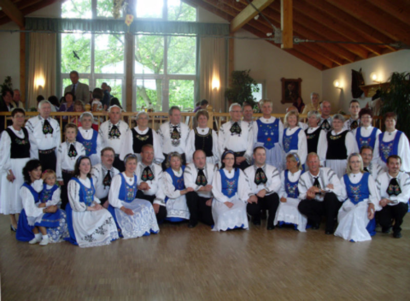 Gruppenbild der Trachtentrger und Tanzgruppe ...