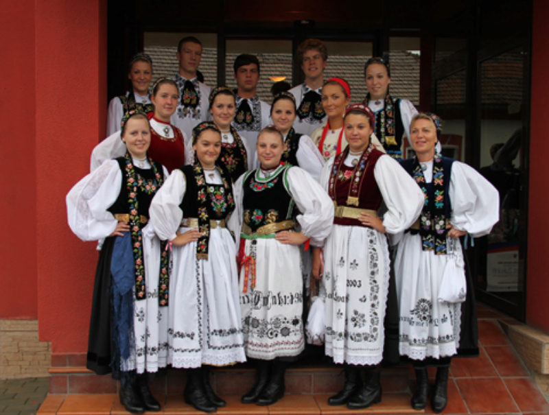 Jugendtanzgruppe Augsburg vor dem Auftritt in ...