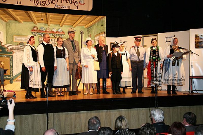 Die Theatergruppe Augsburg unter der Leitung von ...