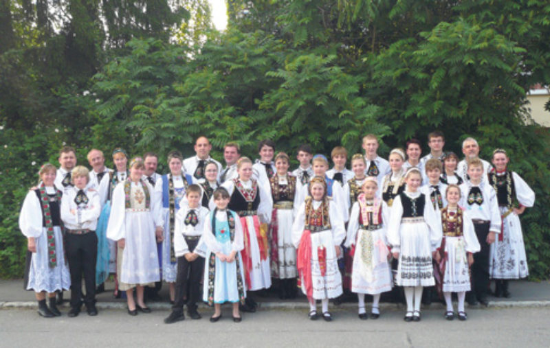 Kronenfest in Aach-Linz: Trachtentrger des ...