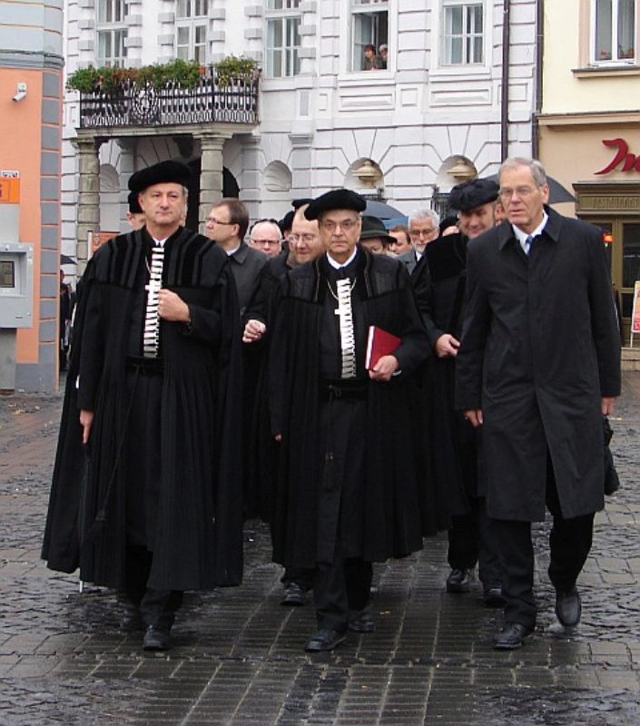 Bischof D. Dr. Christoph Klein (Mitte), flankiert ...